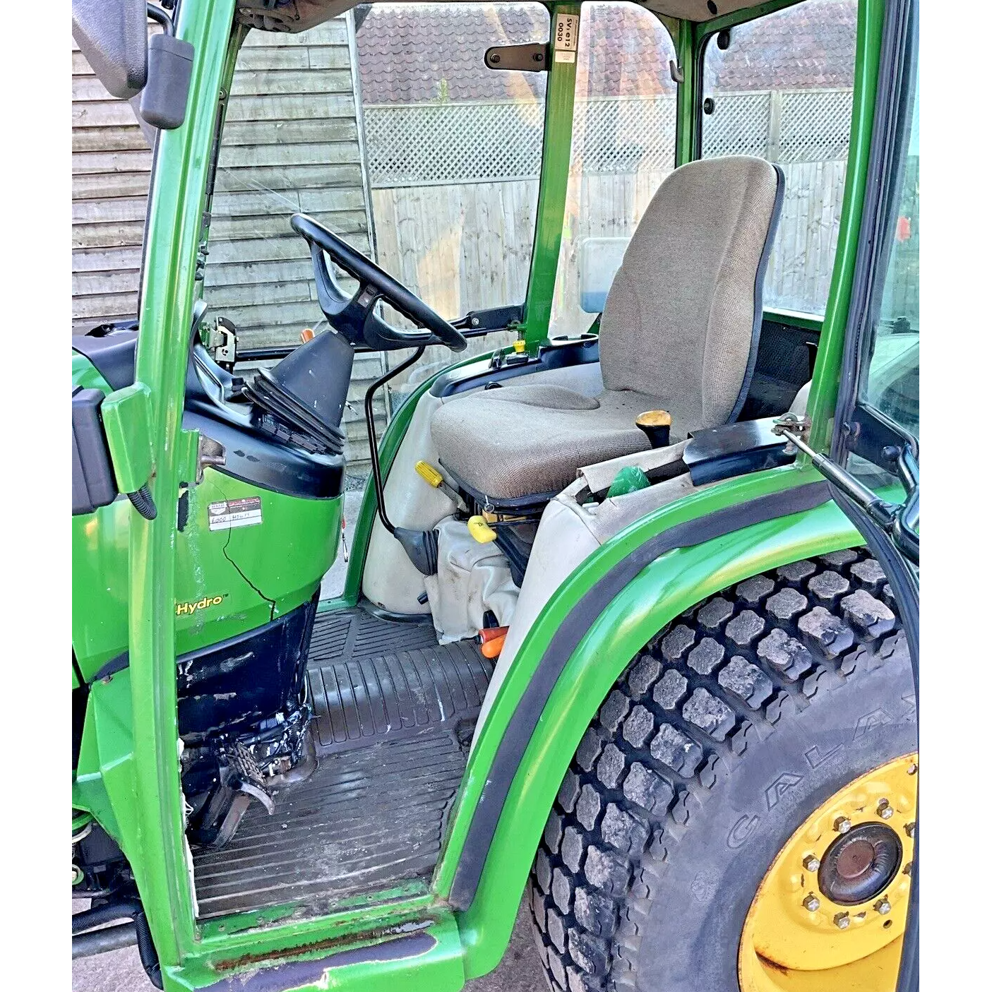 2005 JOHN DEERE 3320