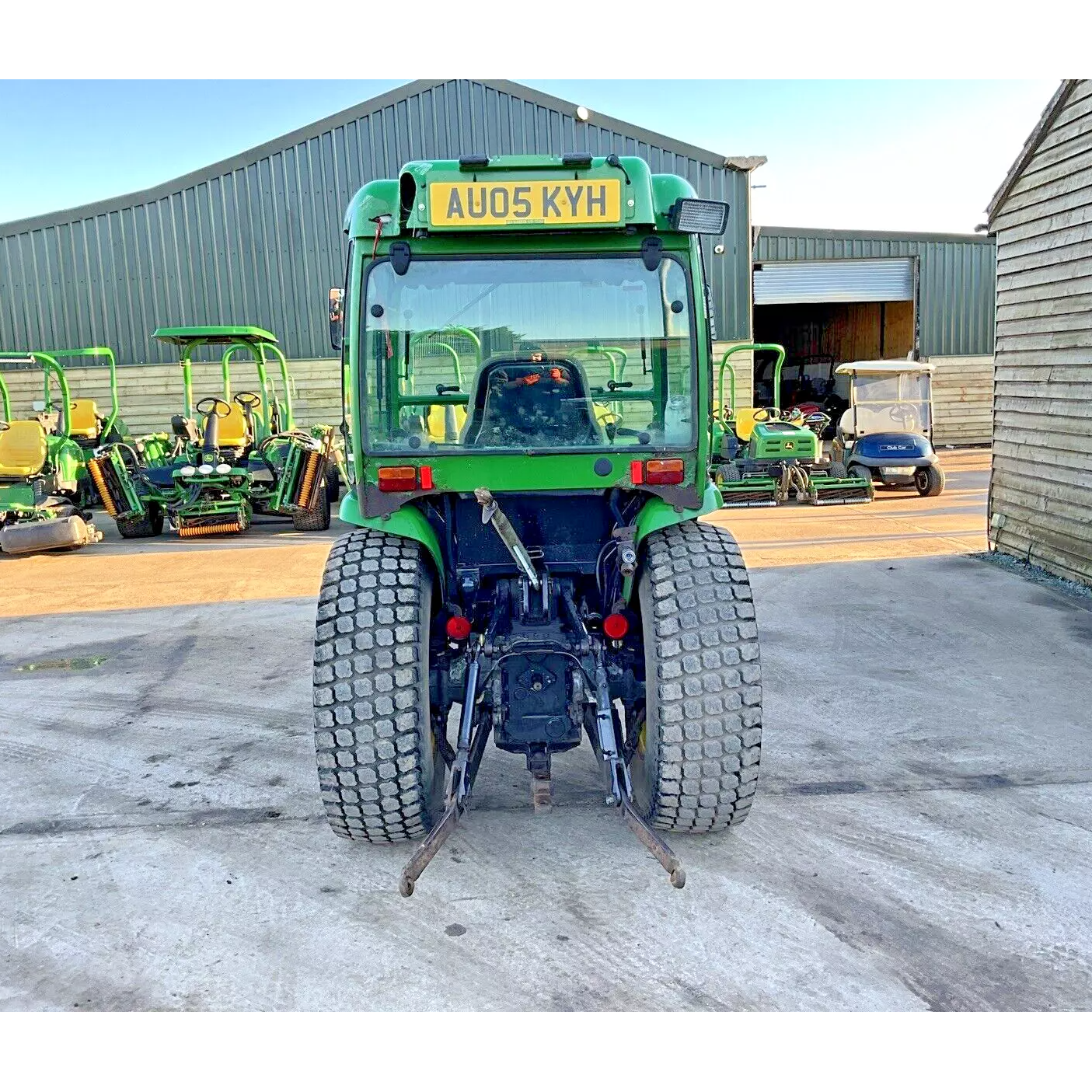 2005 JOHN DEERE 3320