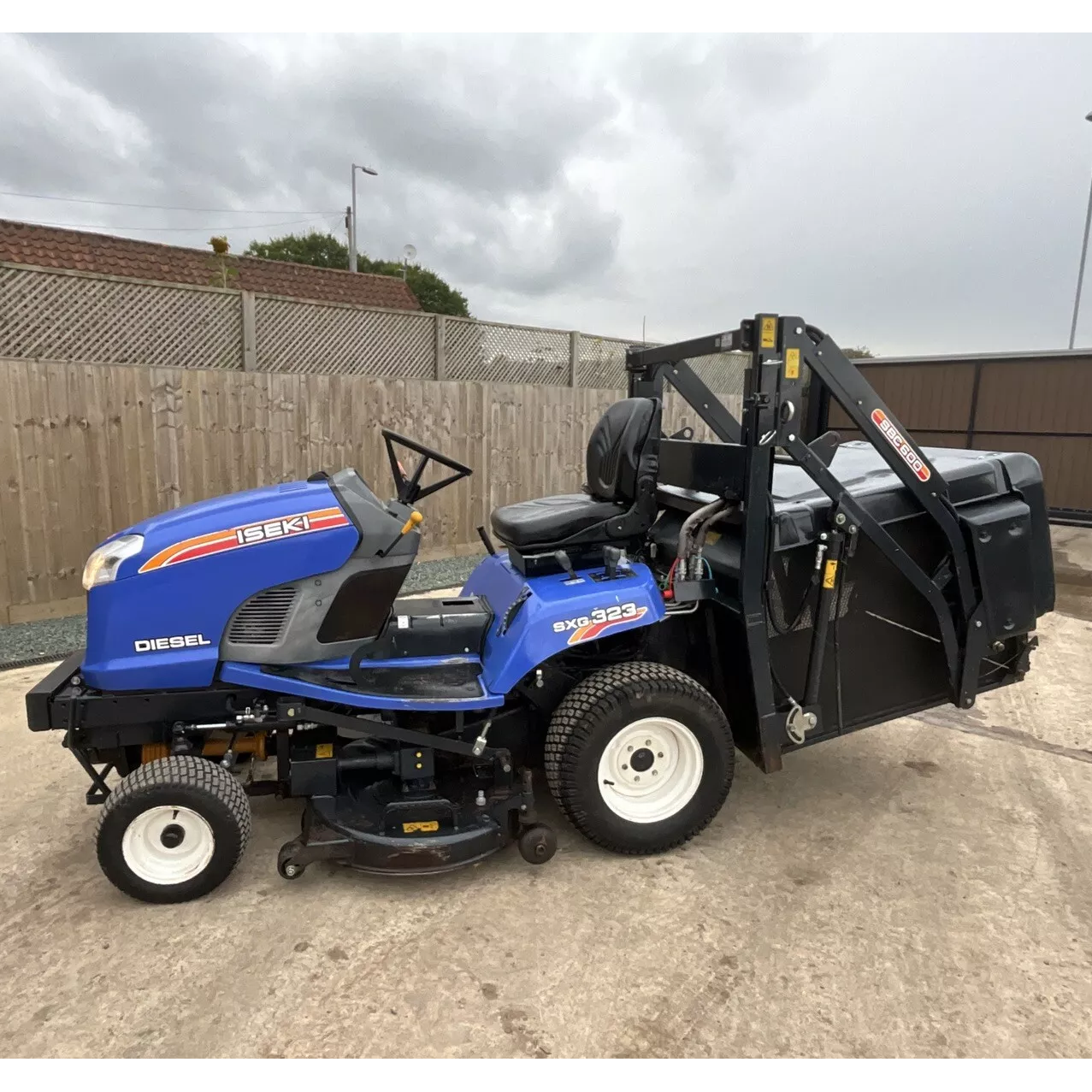 2011 ISEKI SXG323 HIGH TIP DIESEL RIDE ON LAWN MOWER