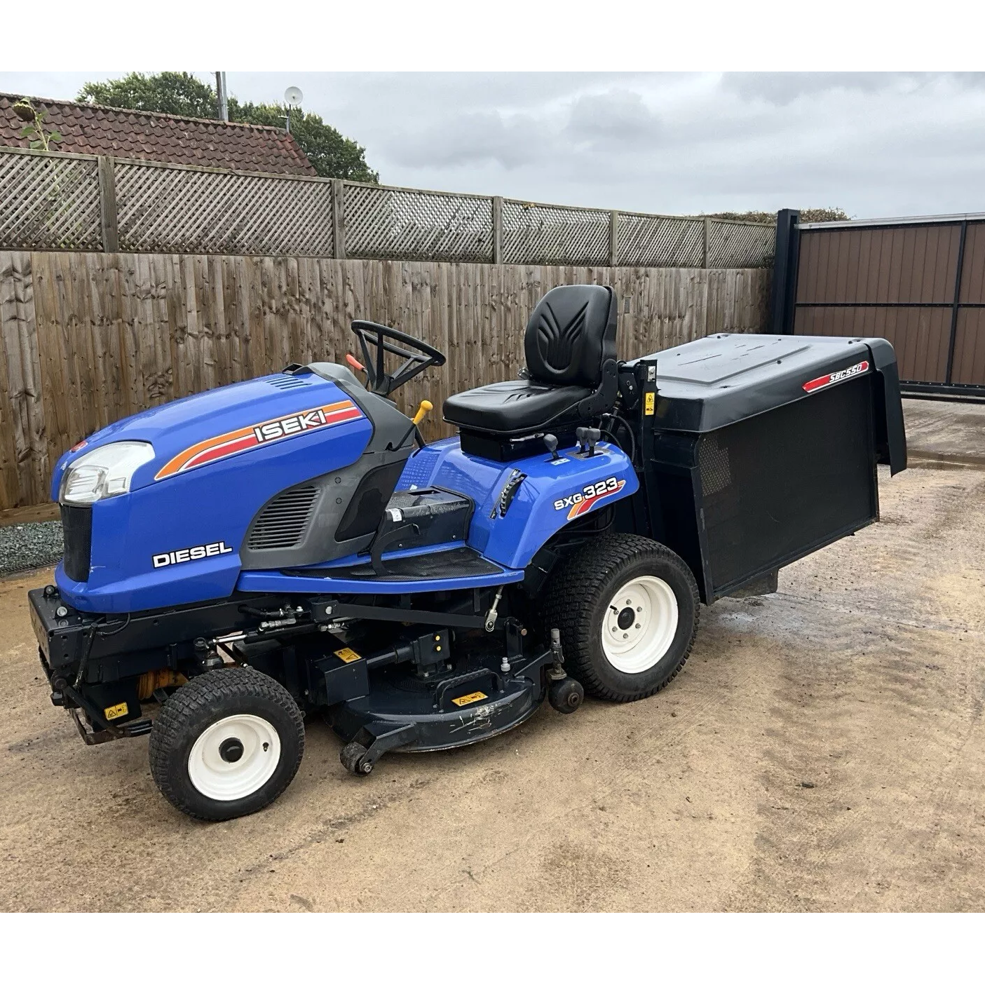 2011 ISEKI SXG323 DIESEL RIDE ON LAWN MOWER.