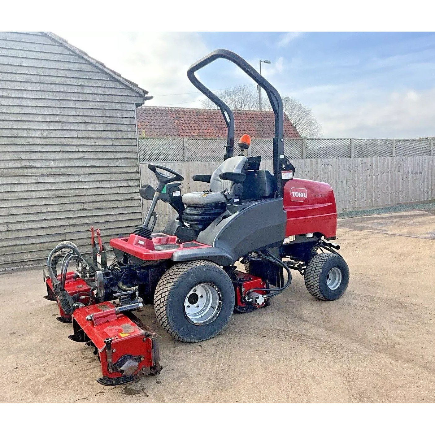 2011 TORO LT3340 TRIPLE CYLINDER RIDE ON LAWN MOWER