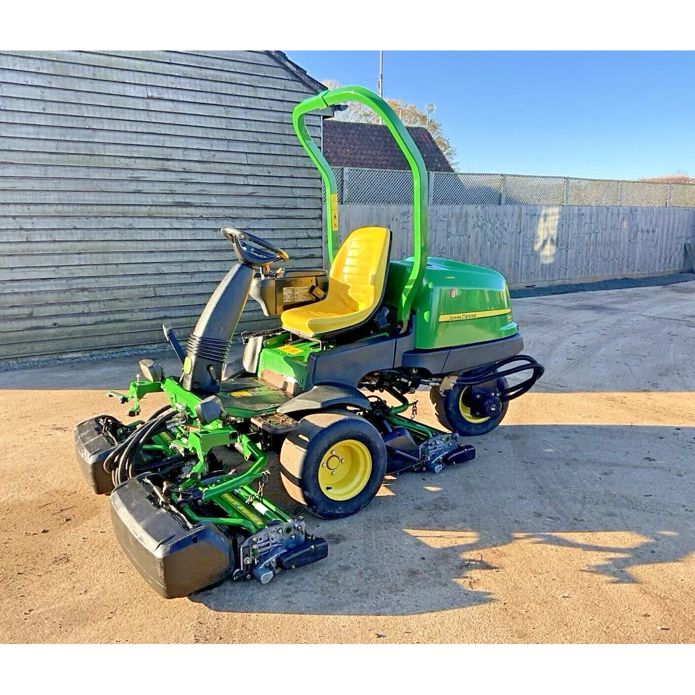 2013 JOHN DEERE 2500B TRIPLE CYLINDER RIDE ON LAWN MOWER