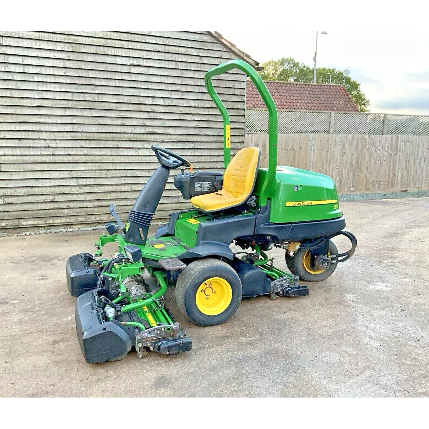 2013 JOHN DEERE 2500E TRIPLE CYLINDER RIDE ON LAWN MOWER