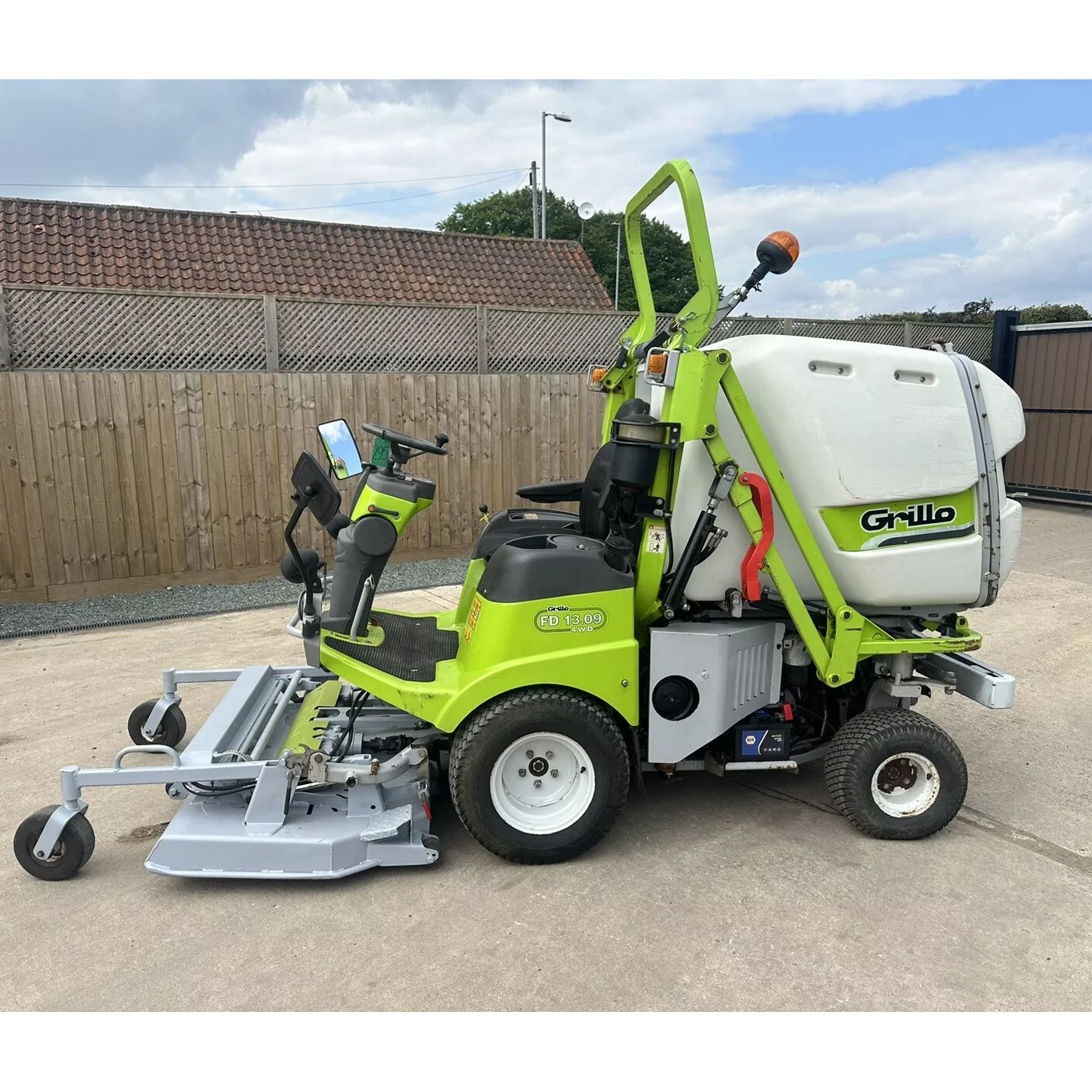 2014 GRILLO FD13.09 AWD HIGH TIP OUTFRONT ROTARY RIDE ON LAWN MOWER