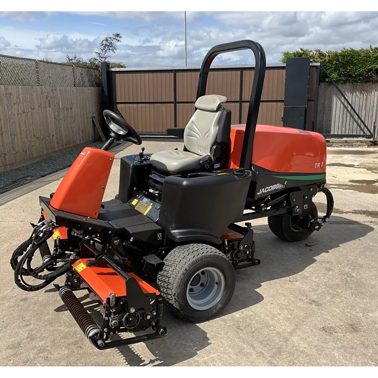 2015 JACOBSEN TR3 TRIPLE CYLINDER TEES RIDE ON LAWN MOWER