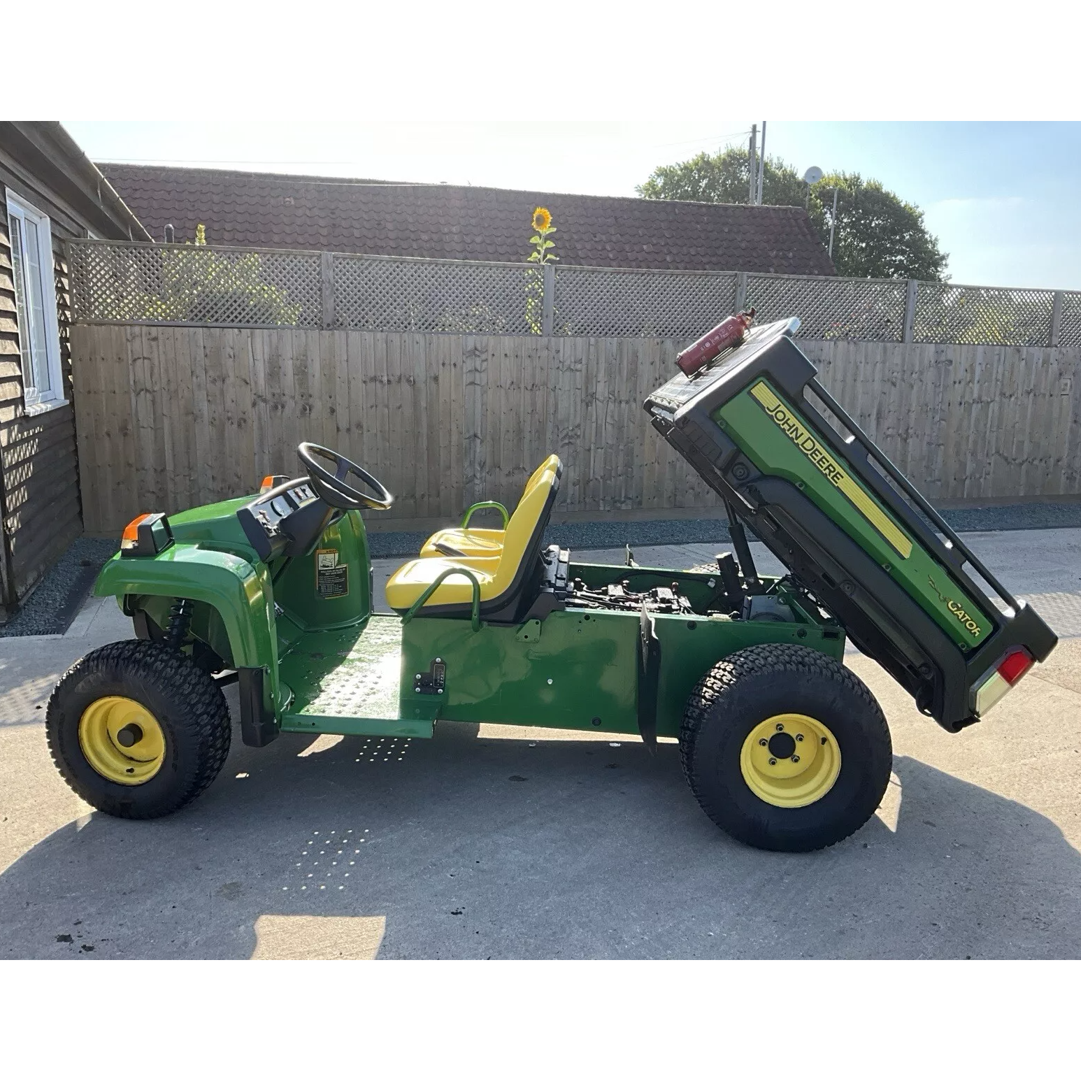 2015 JOHN DEERE 4X2 E GATOR