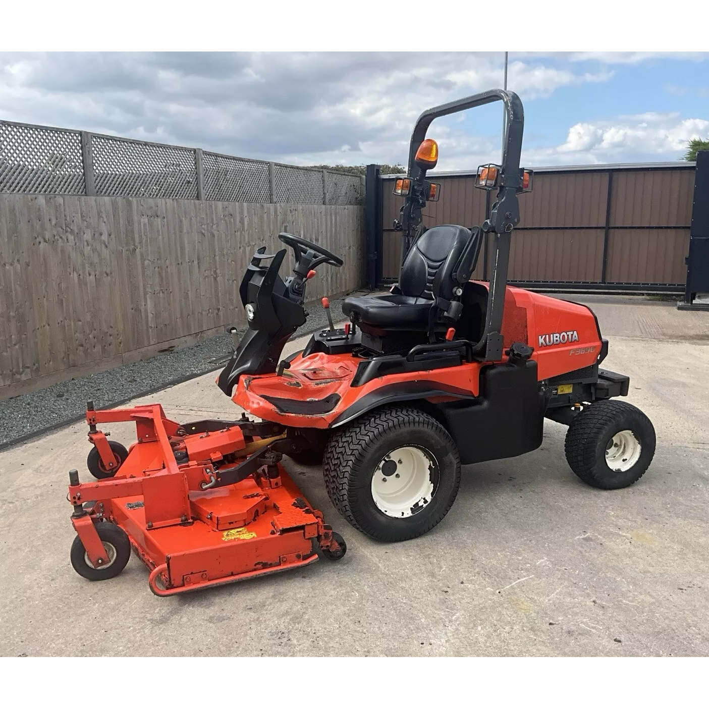 2016 66 PLATE KUBOTA F3890 OUTFRONT DIESEL RIDE ON LAWN MOWER