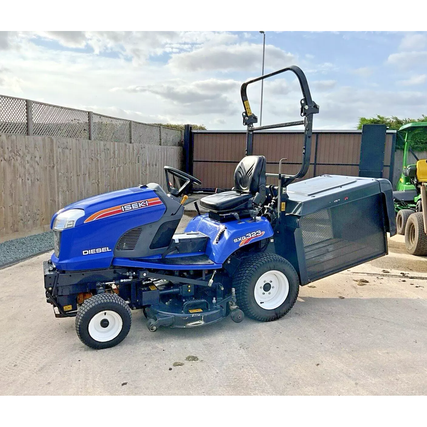 2016 ISEKI SXG323 DIESEL RIDE ON LAWN MOWER- 549Hours