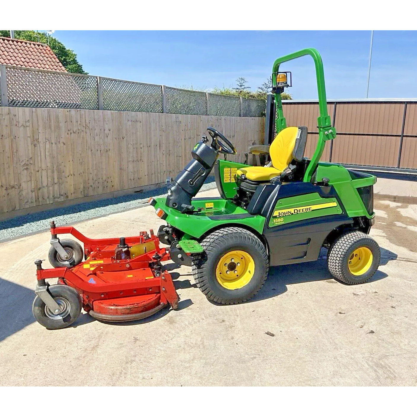 2016 JOHN DEERE 1580 RIDE ON LAWN MOWER