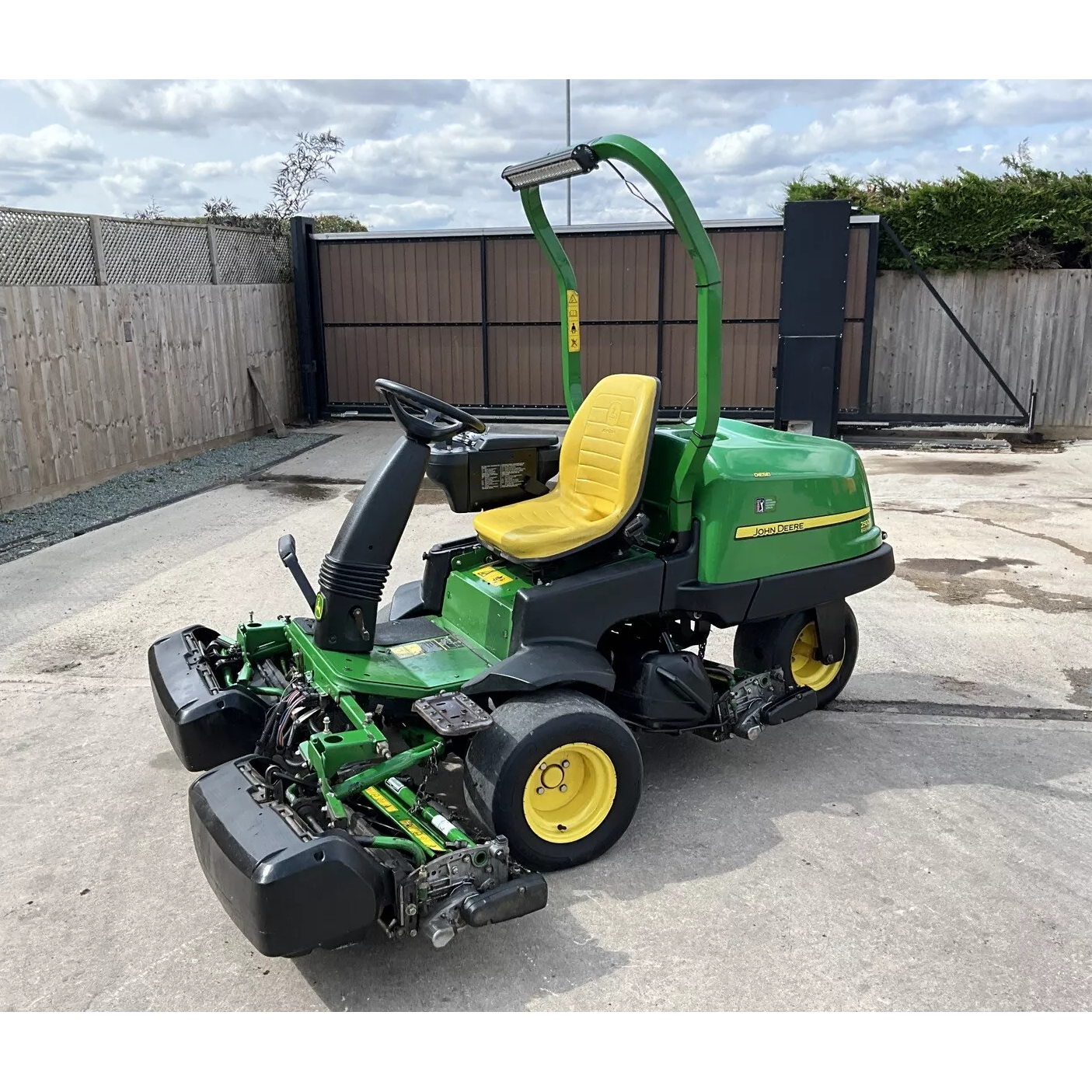 2016 JOHN DEERE 2500E TRIPLE CYLINDER RIDE ON LAWN MOWER