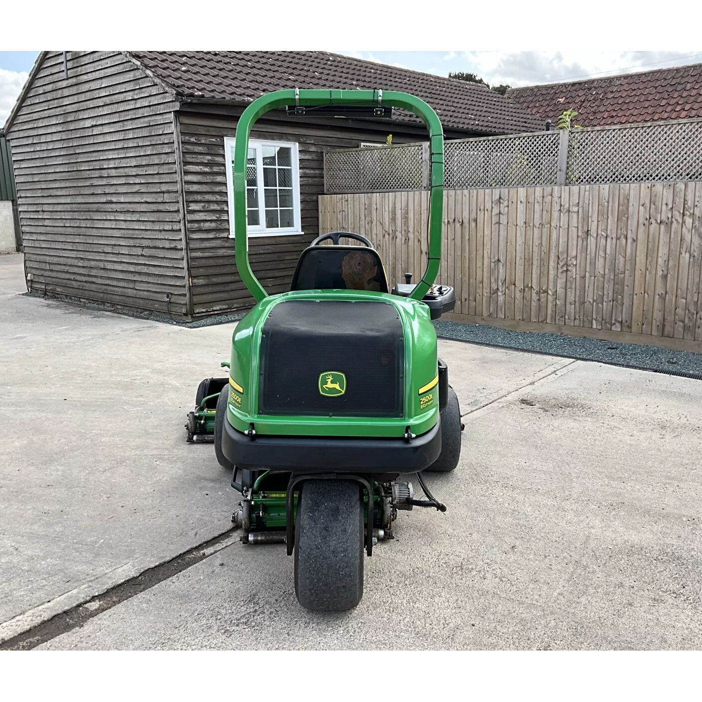 2016 JOHN DEERE 2500E