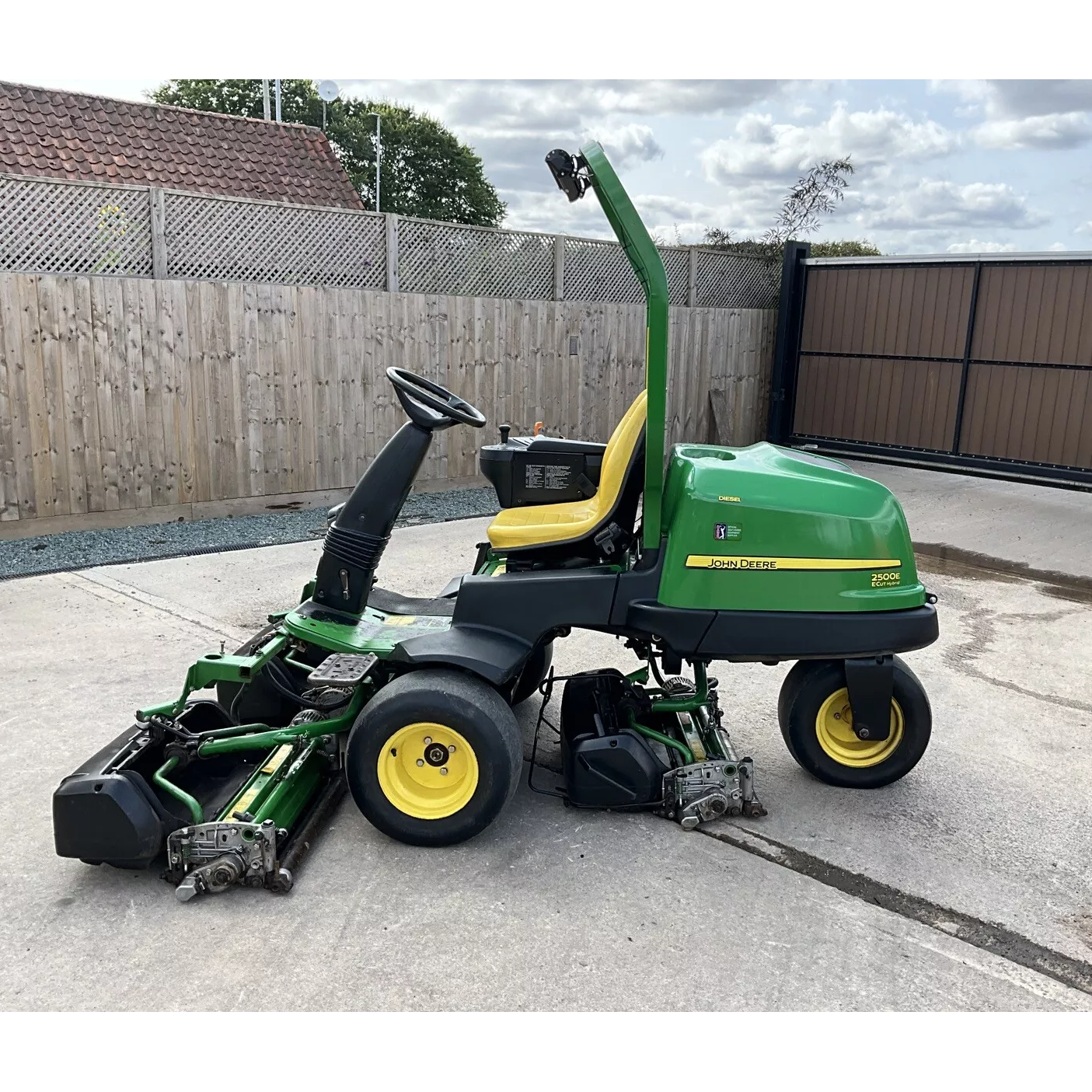 2016 JOHN DEERE 2500E