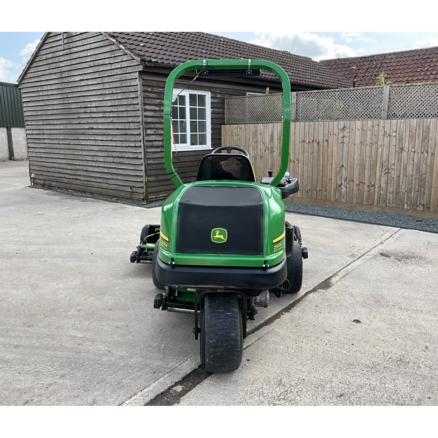 2016 JOHN DEERE 2500E