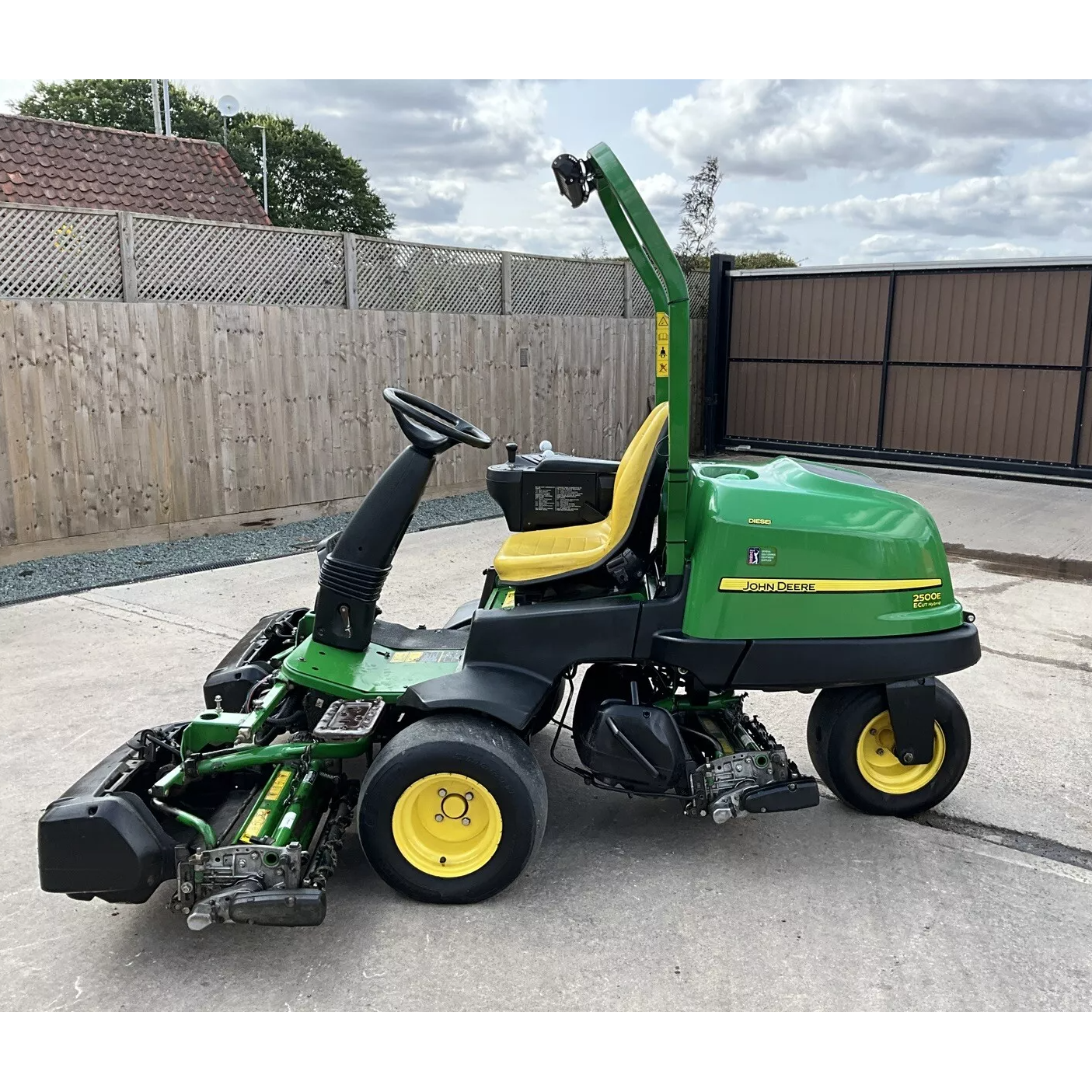 2016 JOHN DEERE 2500E