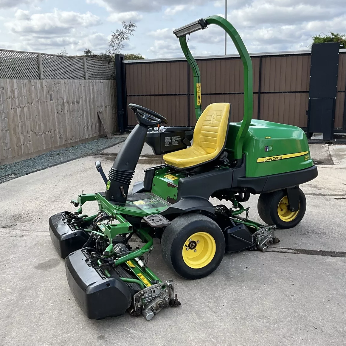 2016 JOHN DEERE 2500E TRIPLE CYLINDER SIT ON LAWN MOWER