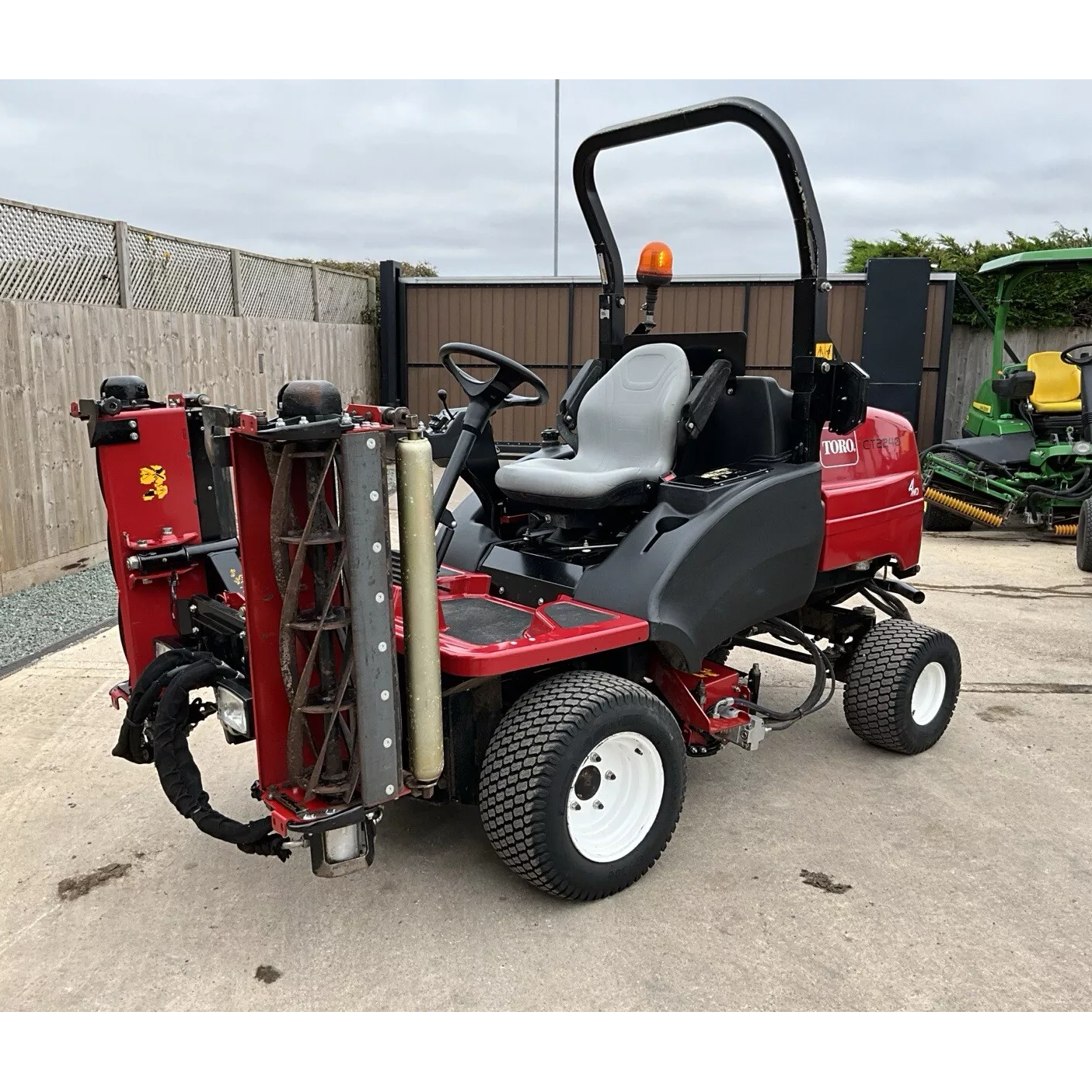 2016 TORO CT2240 TRIPLE CYLINDER RIDE ON LAWN MOWER