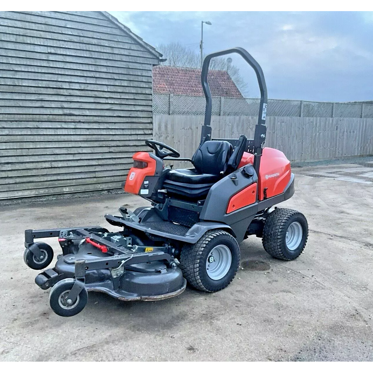 2017 HUSQVARNA P520D DEISEL ARTICULATED MULCHING RIDE ON LAWN MOWER