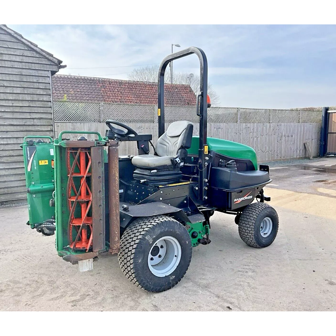 2018 RANSOMES PARKWAY 3 TRIPLE CYLINDER RIDE ON LAWN MOWER