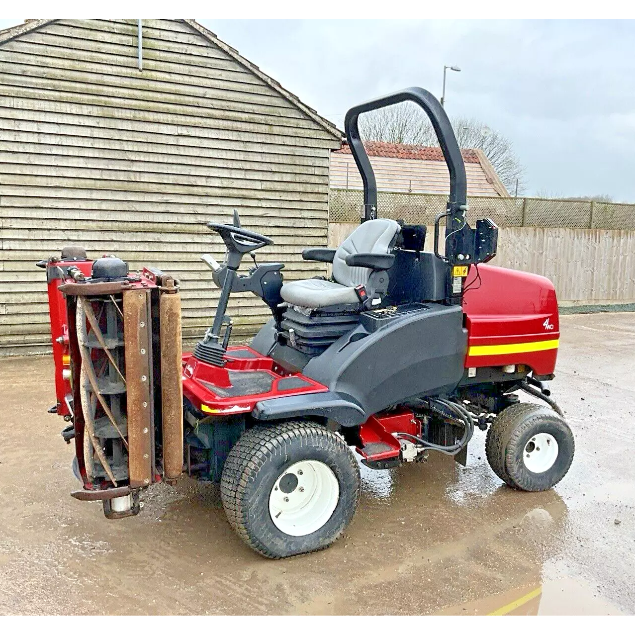 2018 TORO LT3340 TRIPLE CYLINDER RIDE ON LAWN MOWER - 2051 HOURS