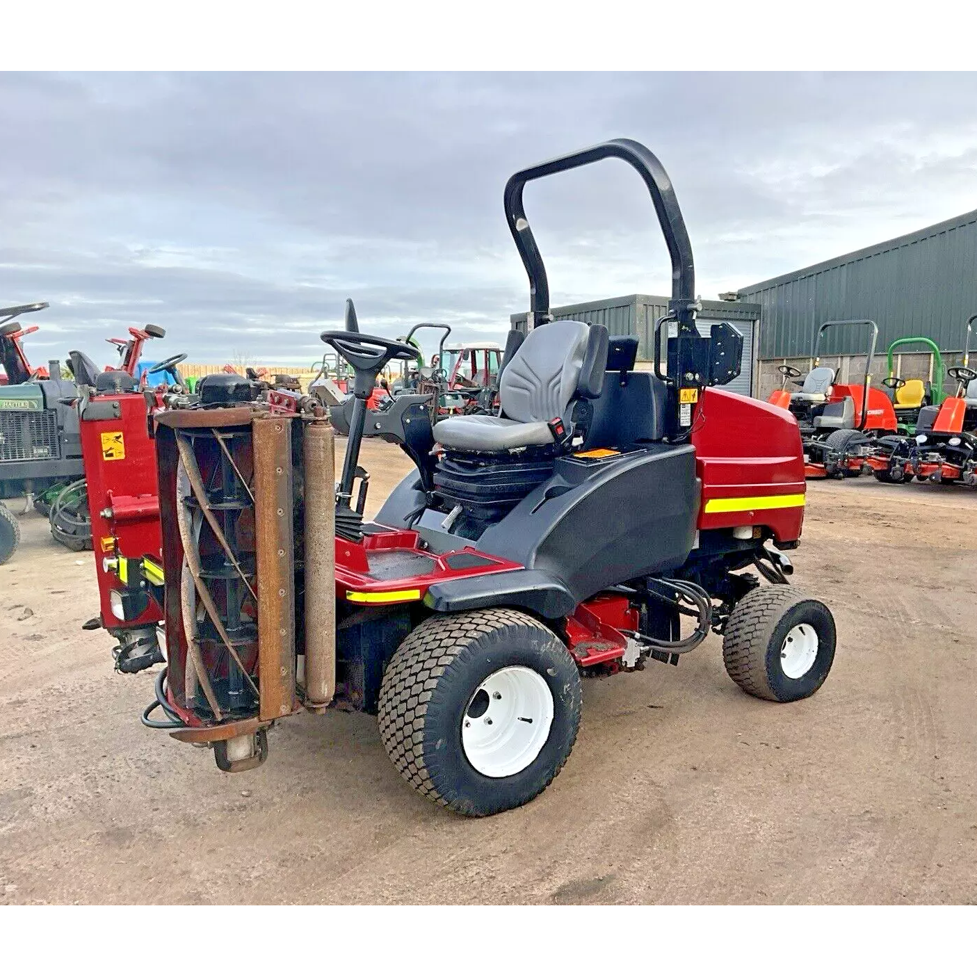 2018 TORO LT3340 TRIPLE CYLINDER RIDE ON LAWN MOWER - 2617 HOURS