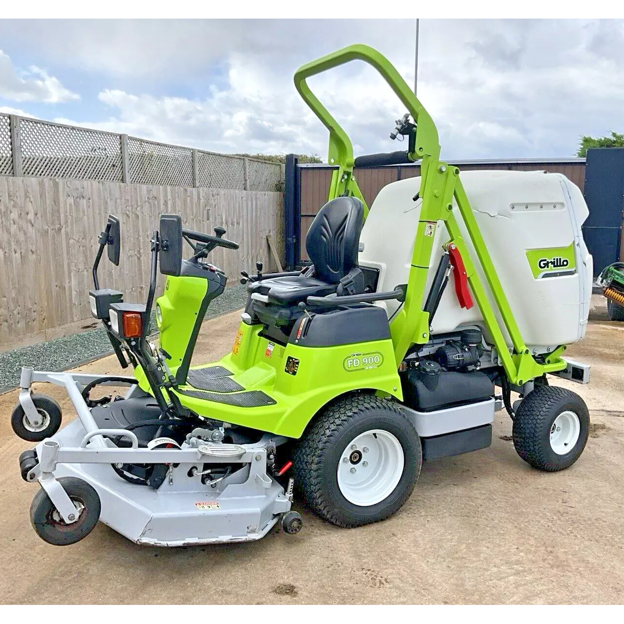 2019 GRILLO FD900 AWD HIGH TIP OUTFRONT ROTARY RIDE ON LAWN MOWER