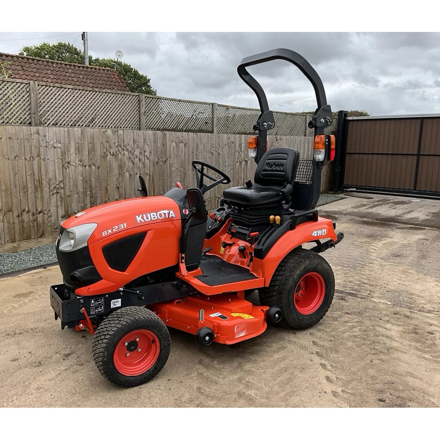 2019 KUBOTA BX231 COMPACT TRACTOR DIESEL 4WD WITH BRAND NEW LAWN MOWER DECK