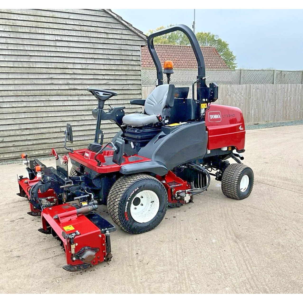 2019 TORO LT3340 TRIPLE CYLINDER RIDE ON LAWN MOWER - 947HRS