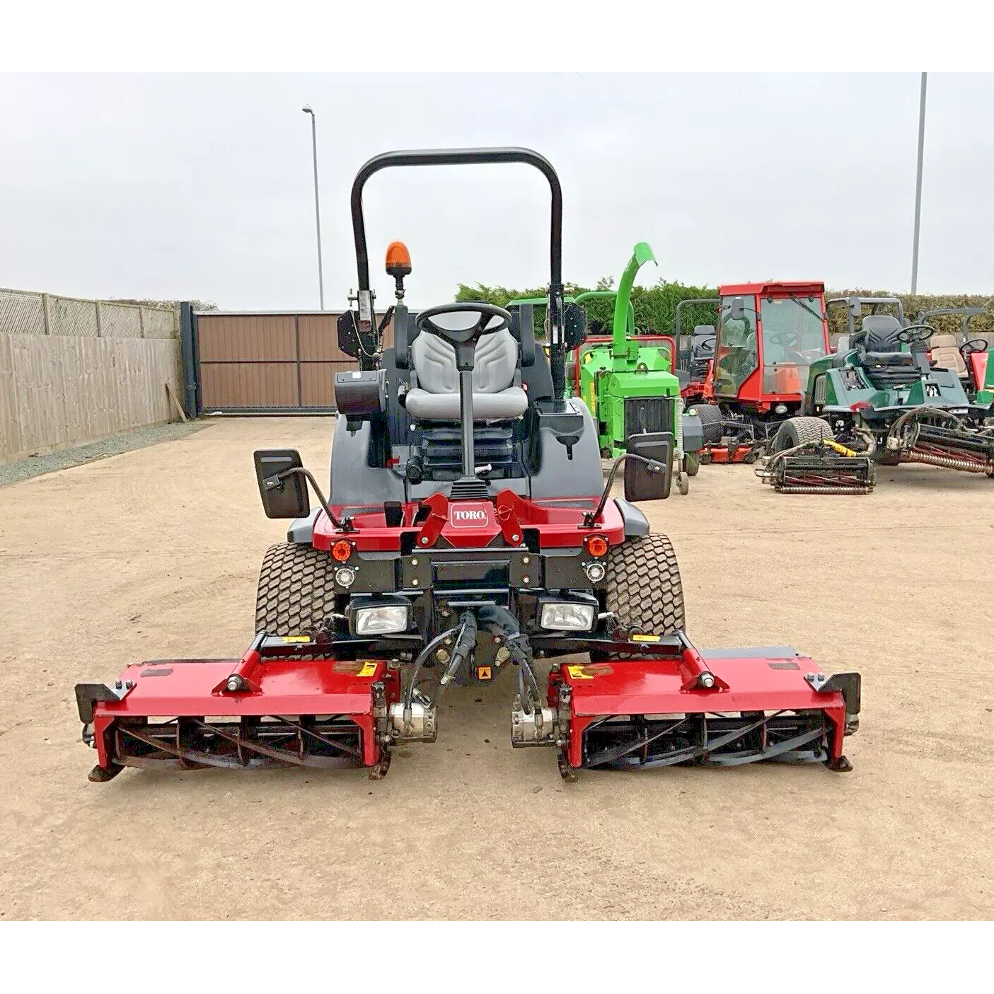 2019 TORO LT3340 TRIPLE CYLINDER RIDE ON LAWN MOWER - 1116HRS