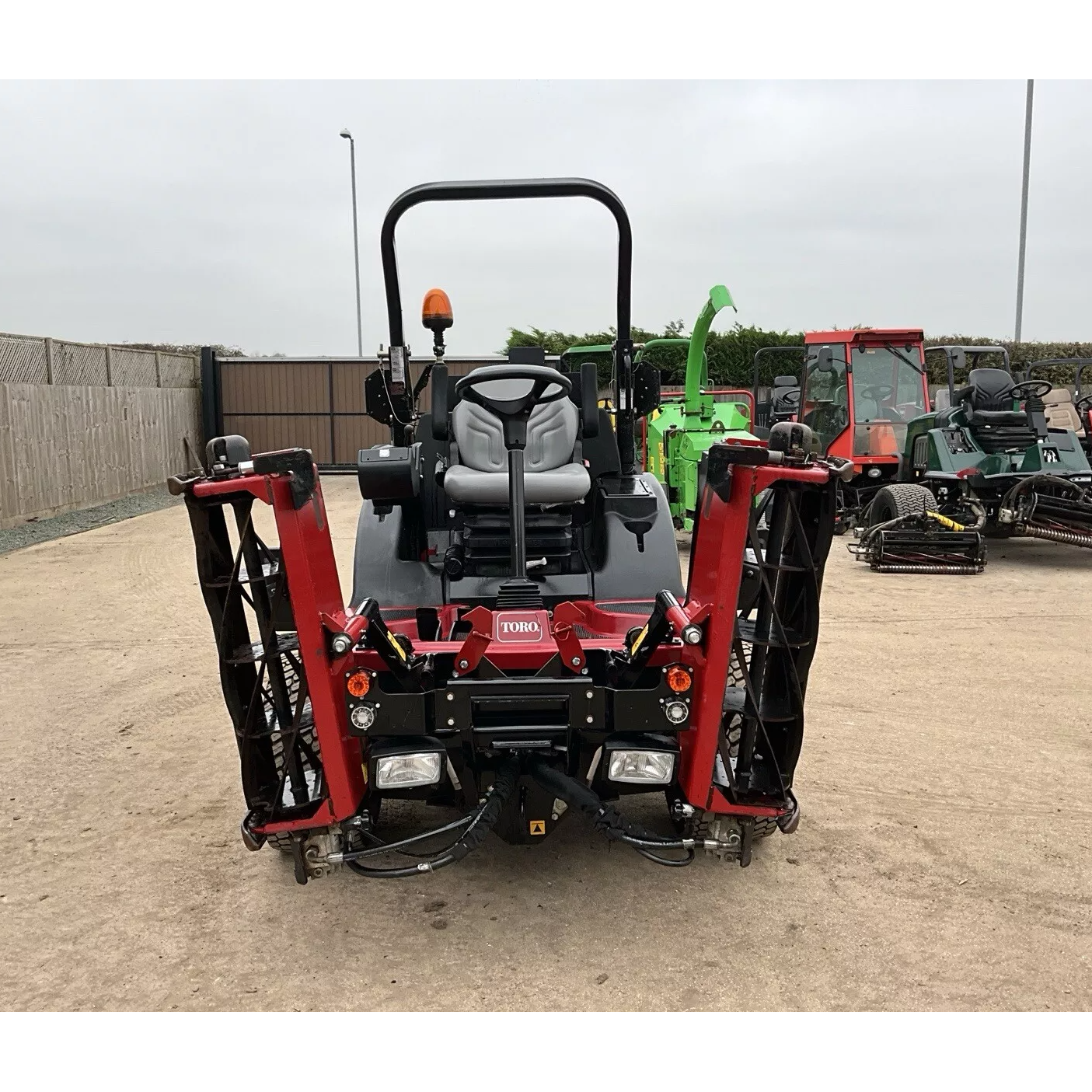 2019 TORO LT3340 TRIPLE CYLINDER RIDE ON LAWN MOWER - 1116HRS