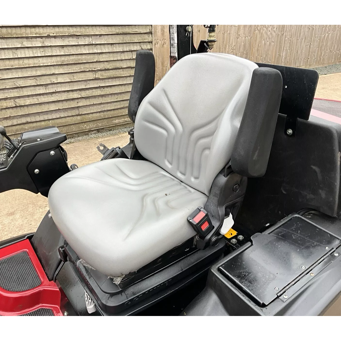 2019 TORO LT3340 TRIPLE CYLINDER RIDE ON LAWN MOWER - 1116HRS