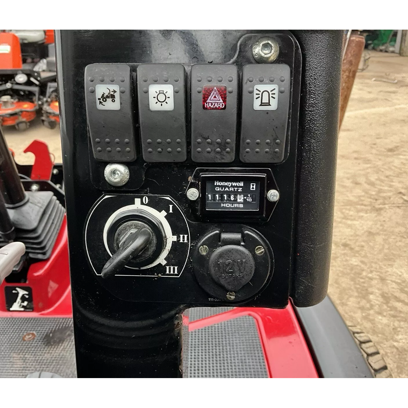 2019 TORO LT3340 TRIPLE CYLINDER RIDE ON LAWN MOWER - 1116HRS