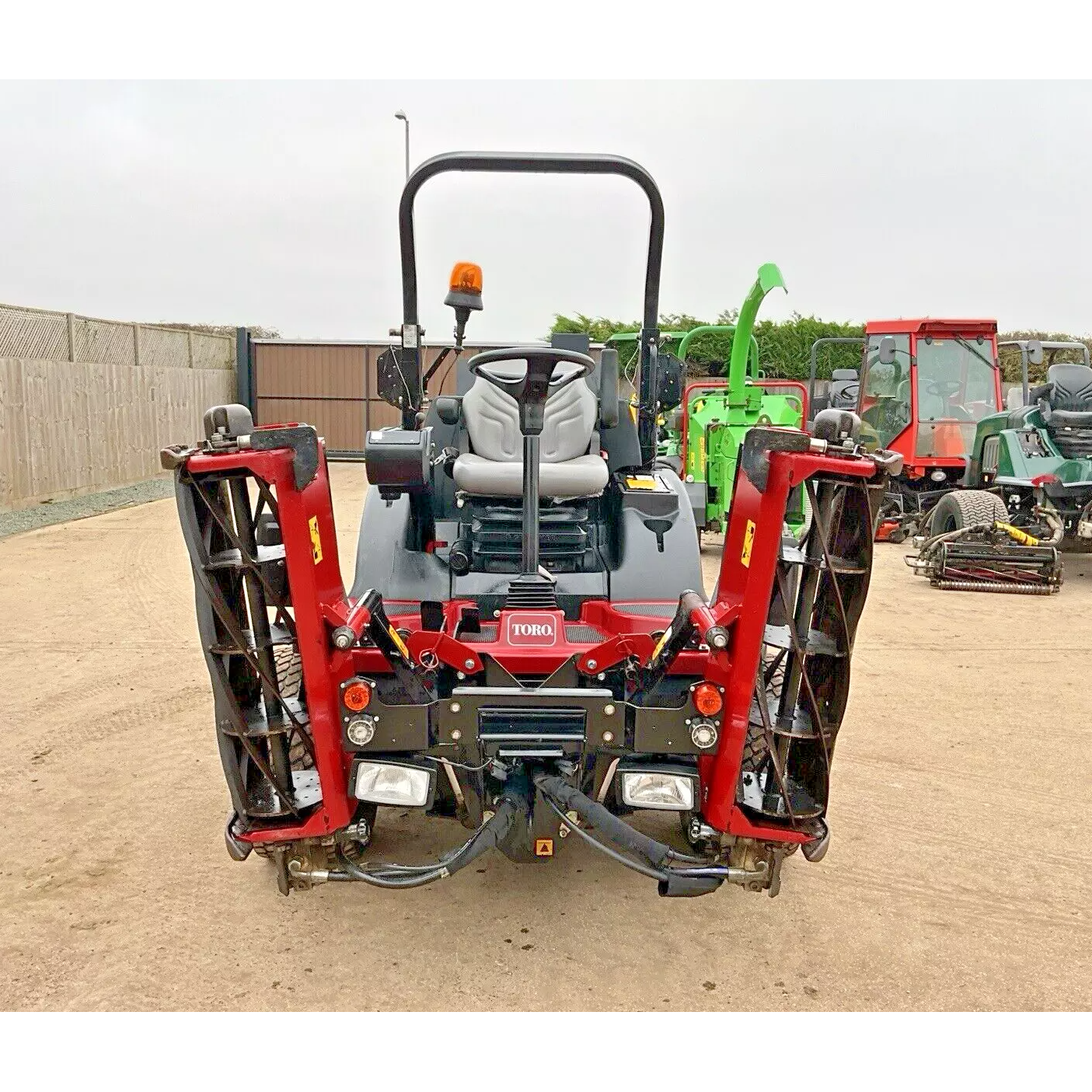 2019 TORO LT3340 TRIPLE CYLINDER RIDE ON LAWN MOWER - 947HRS