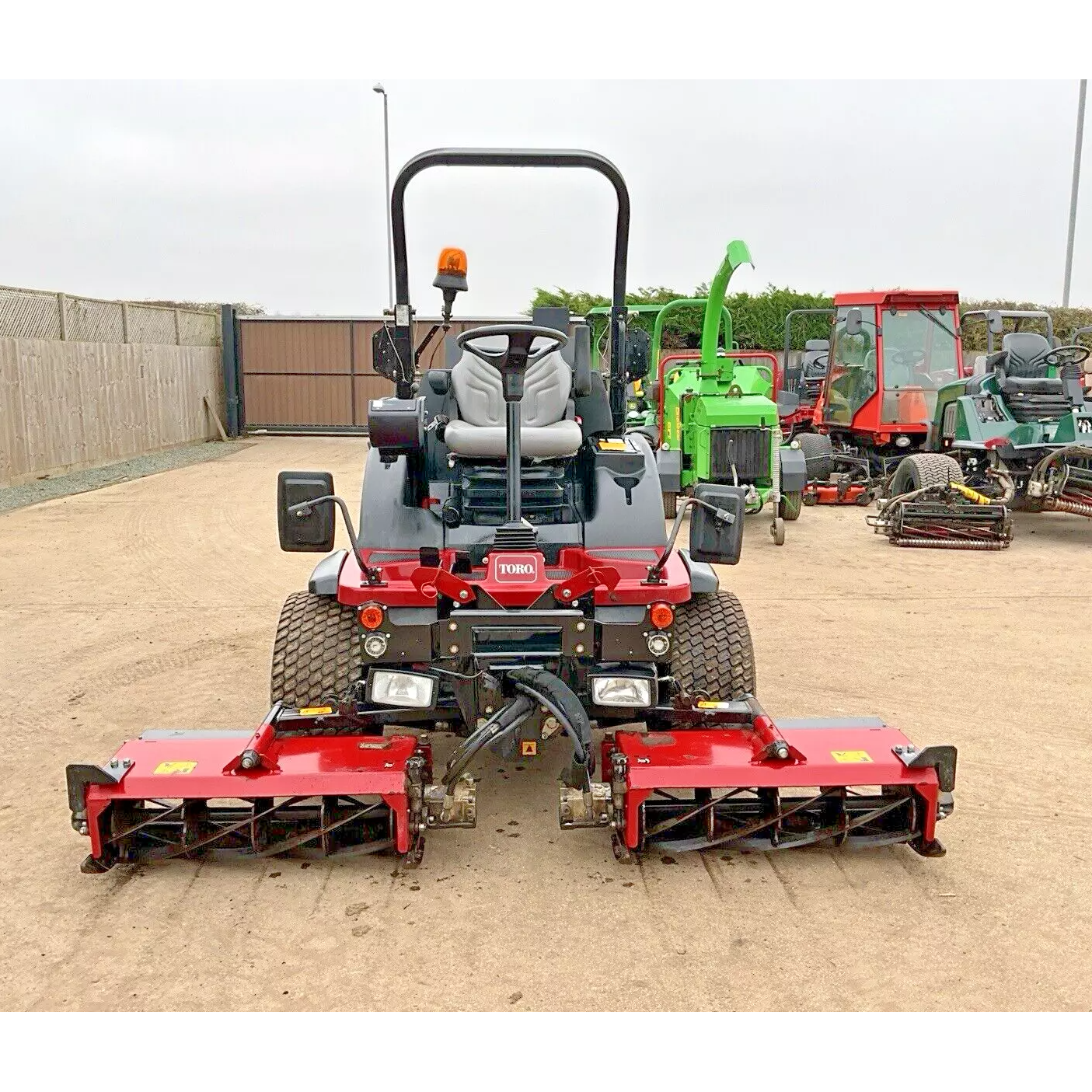 2019 TORO LT3340 TRIPLE CYLINDER RIDE ON LAWN MOWER - 947HRS