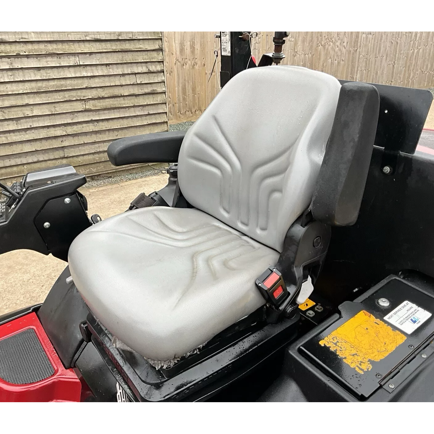 2019 TORO LT3340 TRIPLE CYLINDER RIDE ON LAWN MOWER - 947HRS