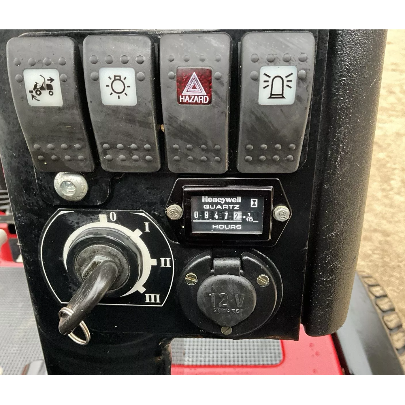 2019 TORO LT3340 TRIPLE CYLINDER RIDE ON LAWN MOWER - 947HRS