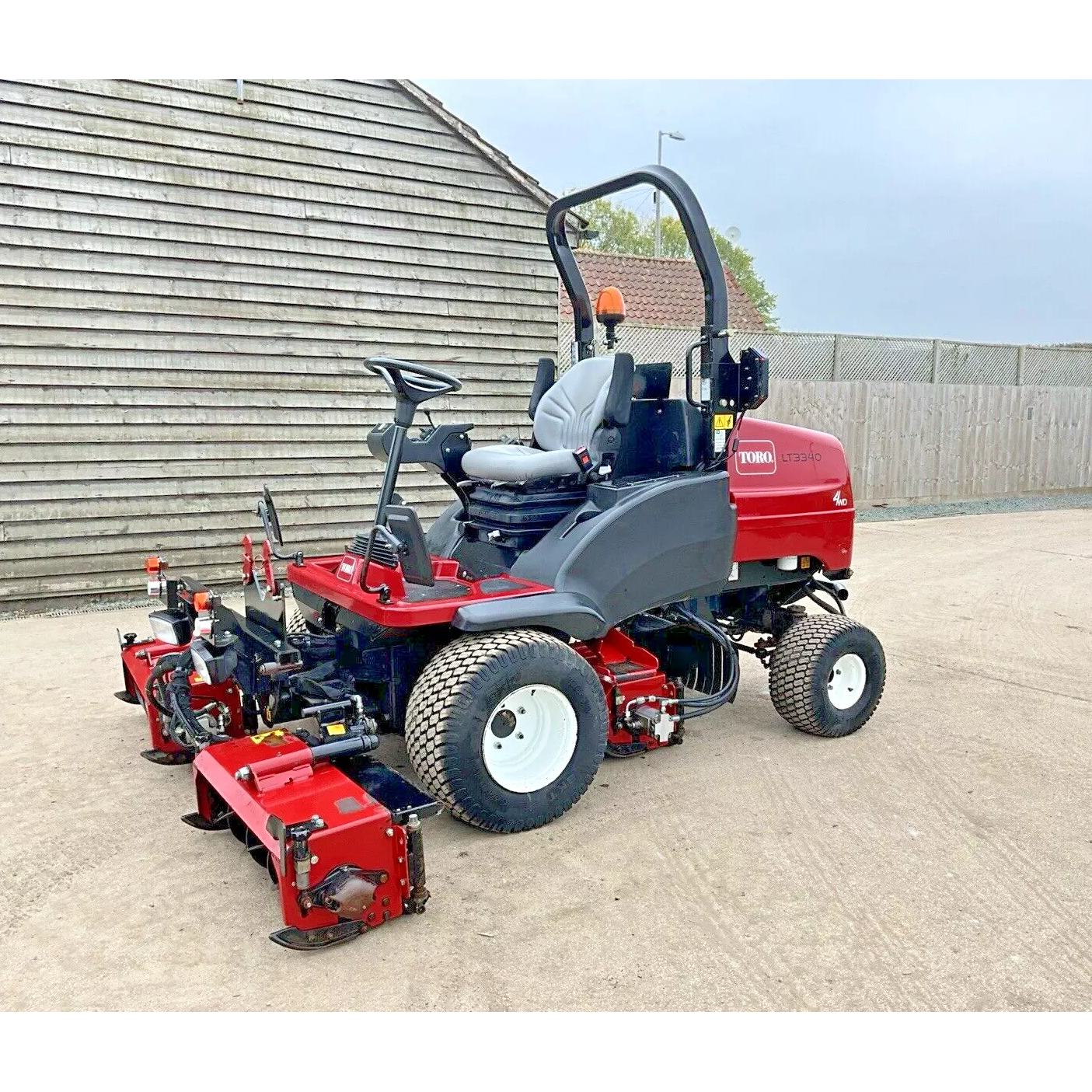 2019 TORO LT3340 TRIPLE CYLINDER RIDE ON LAWN MOWER - 1116HRS