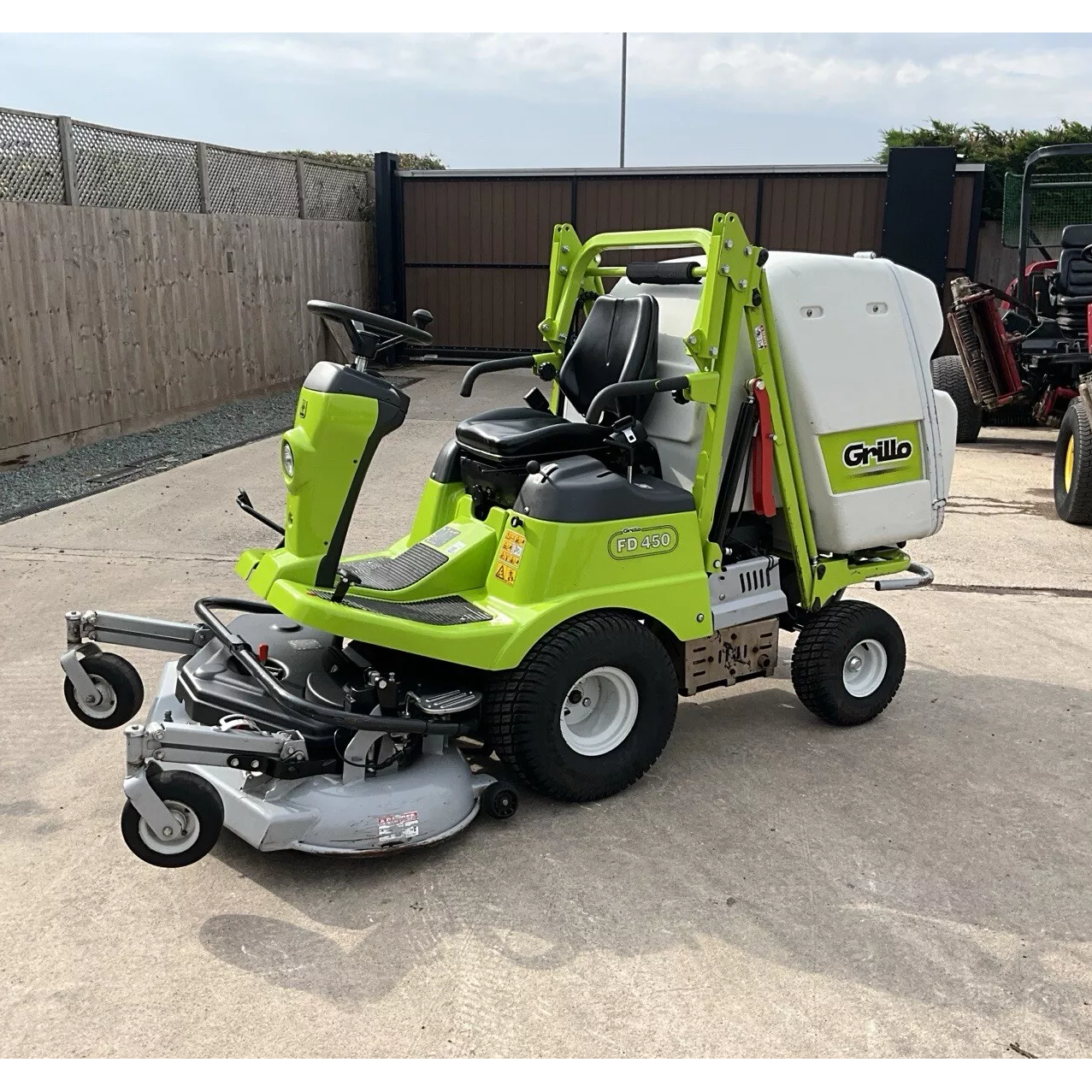 2022 GRILLO FS450 PETROL HIGH DUMP OUT FRONT RIDE ON LAWN MOWER