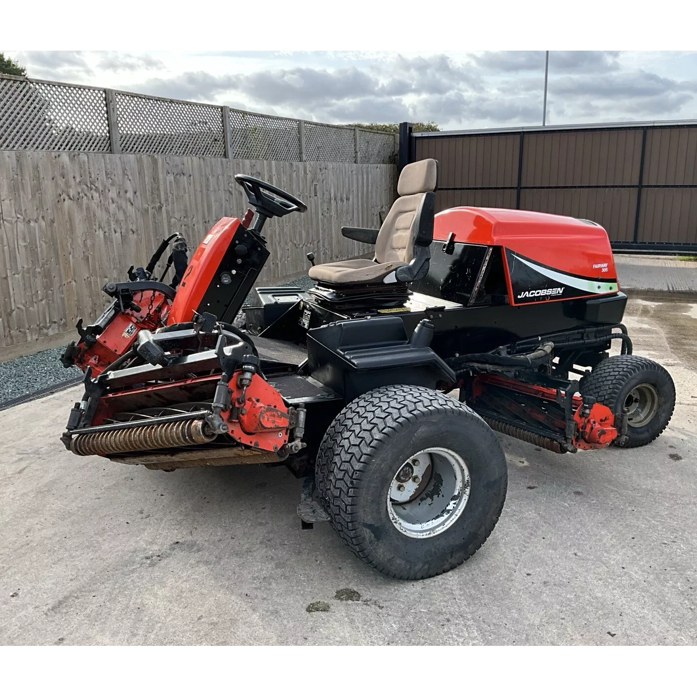 JACOBSEN 305 4WD 5 GANG FAIRWAY RIDE ON LAWN MOWER