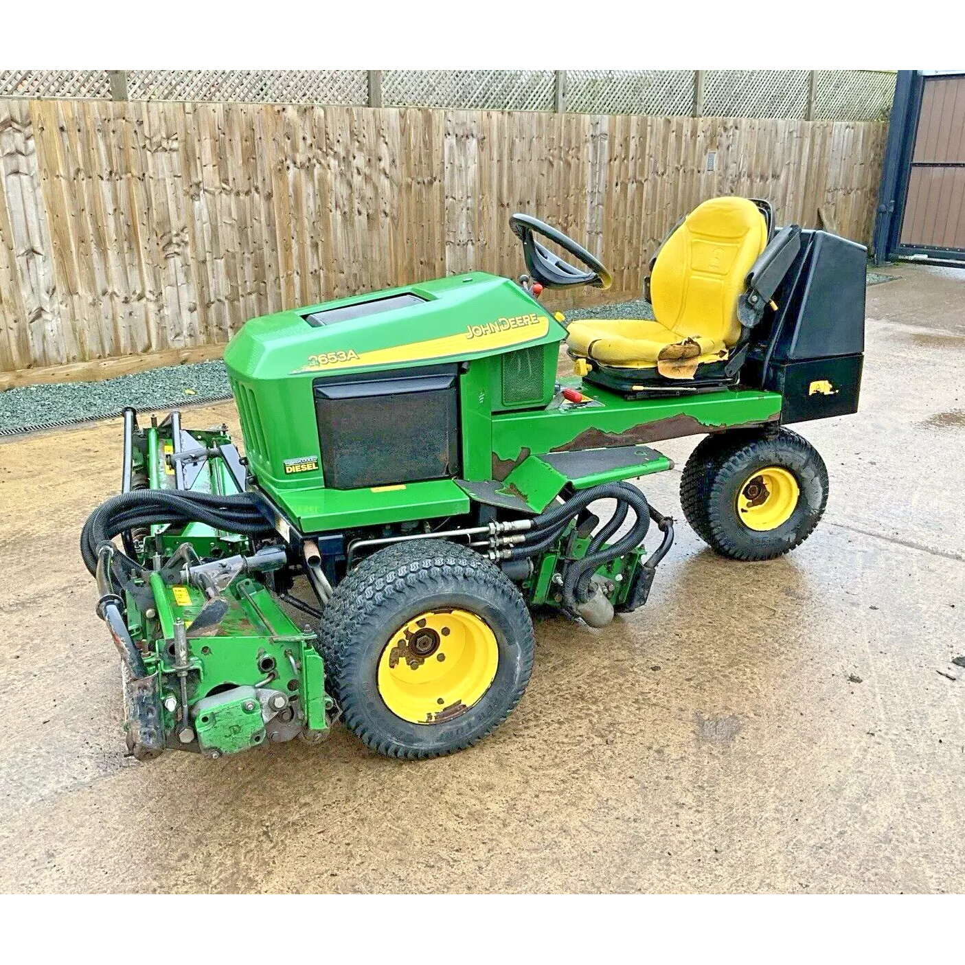 JOHN DEERE 2653A TRIPLE CYLINDER RIDE ON LAWN MOWER