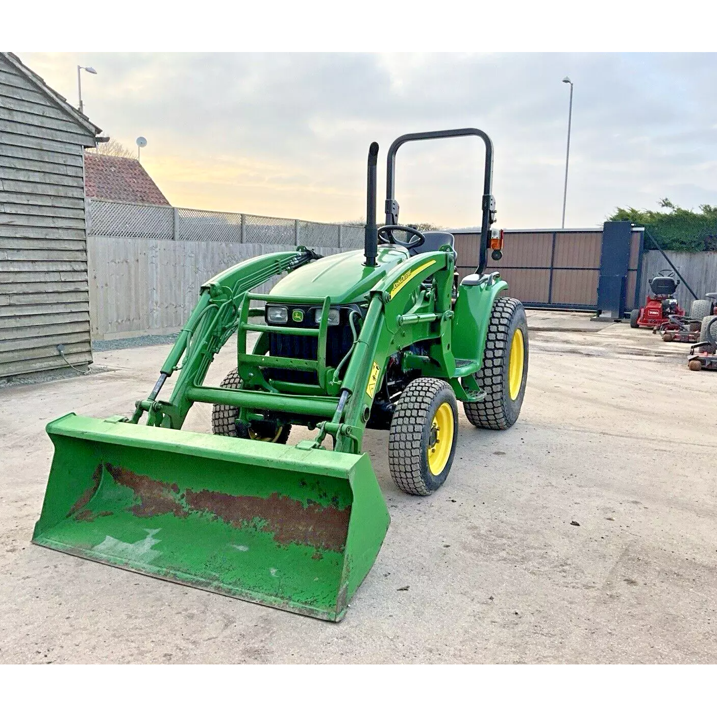 JOHN DEERE 3320 WITH LOADER