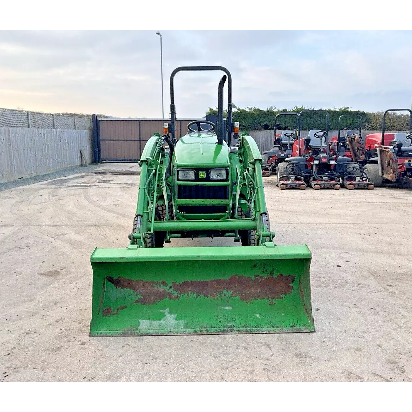 JOHN DEERE 3320 WITH LOADER