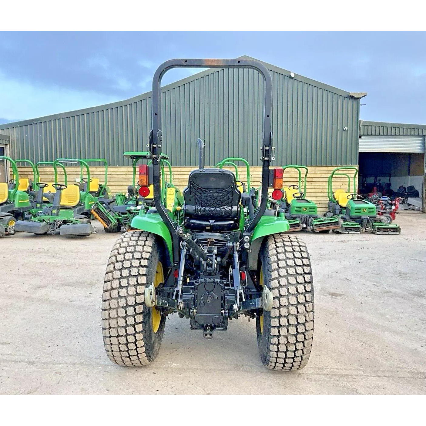 JOHN DEERE 3320 WITH LOADER