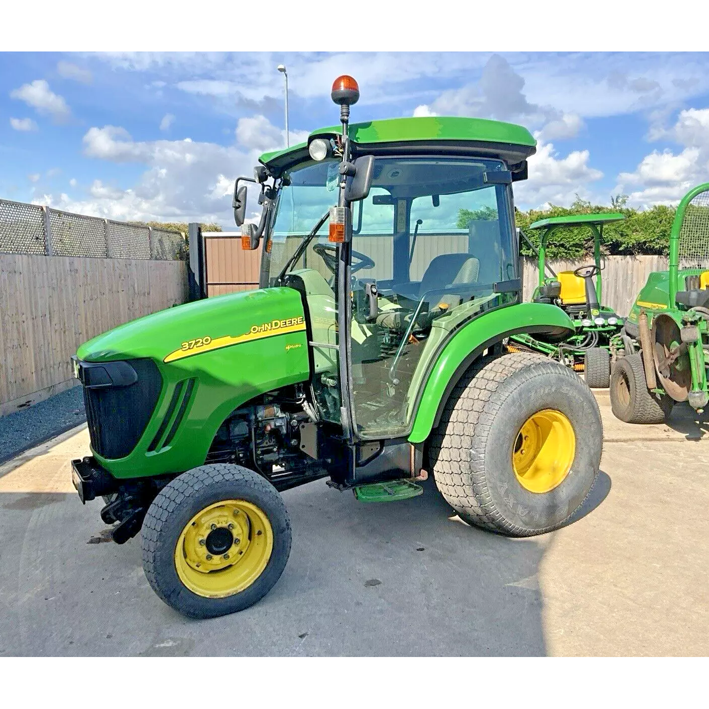 JOHN DEERE 3720 44HP COMPACT DIESEL 4WD TRACTOR WITH CAB