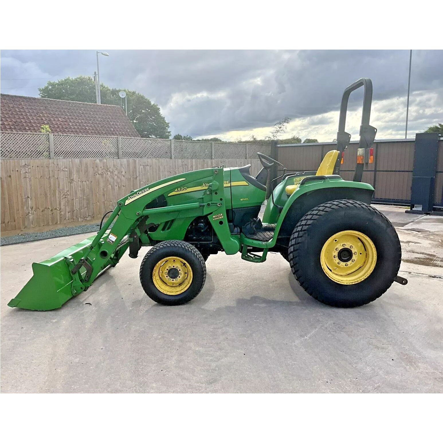 JOHN DEERE 4520 53HP COMPACT DIESEL 4WD TRACTOR WITH LOADER BUCKET