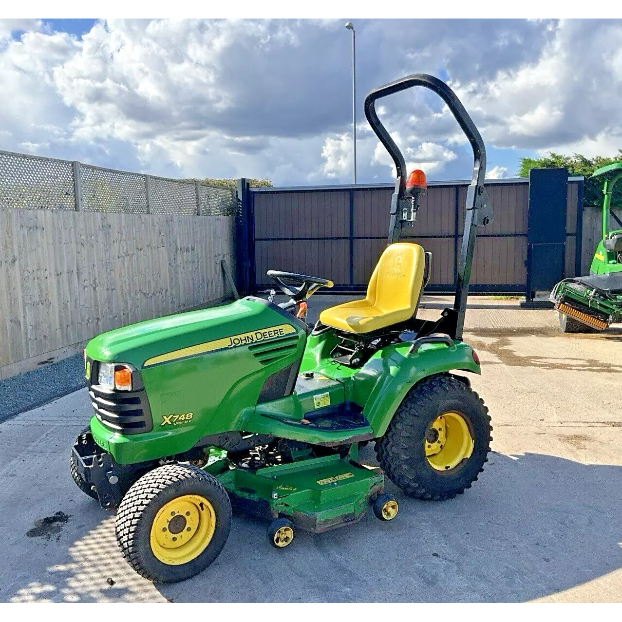 JOHN DEERE X748 4WD DIESEL RIDE ON LAWN MOWER - ONLY 871 HRS