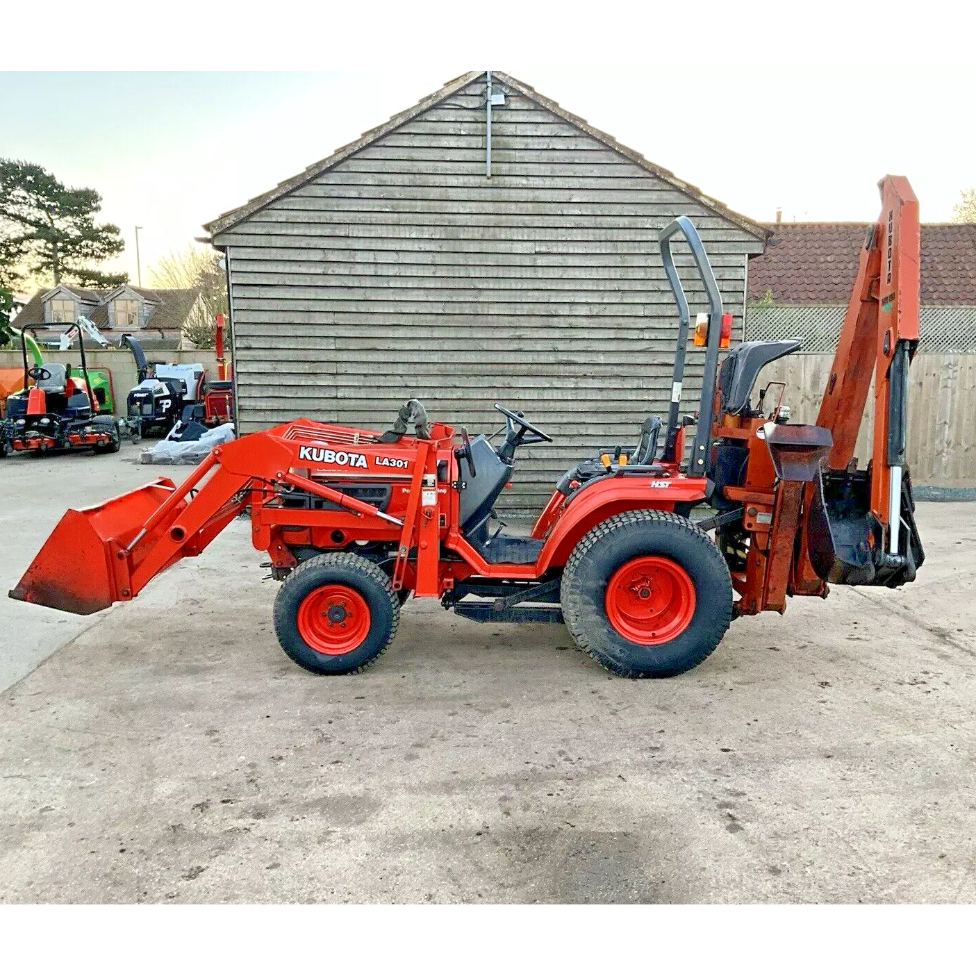 KUBOTA B2100 DIESEL COMPACT TRACTOR WITH LOADER BUCKET & BACKHOE EXCAVATOR