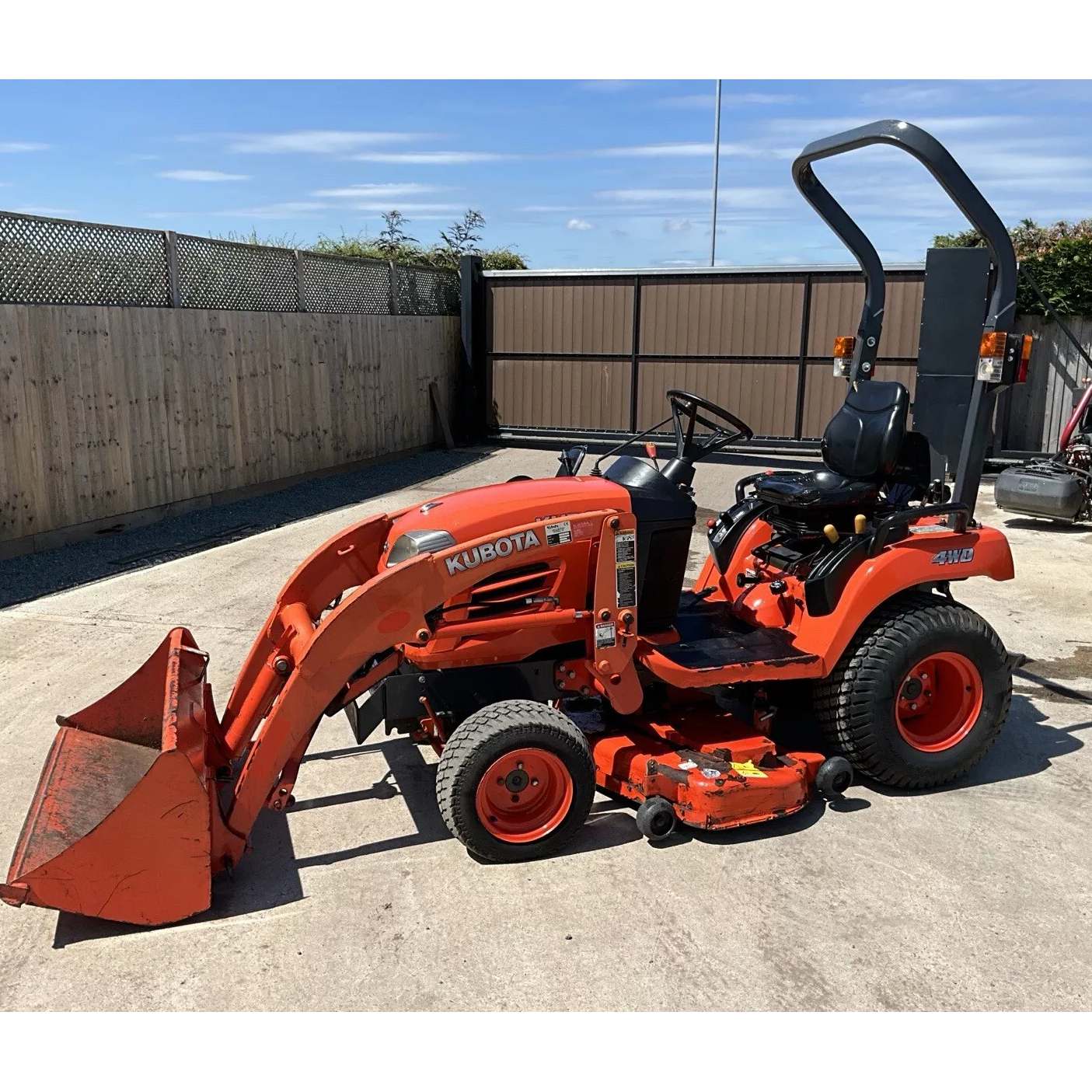 KUBOTA BX2350 SUB COMPACT TRACTOR WITH LOADER BUCKET AND LAWN MOWER DECK