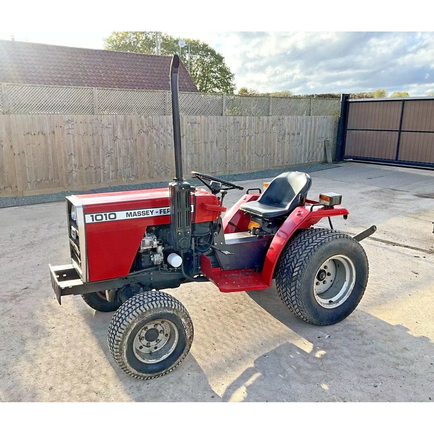 MASSEY FERGUSON 1010 4WD DIESEL COMPACT TRACTOR FITTED WITH TURF TYRES