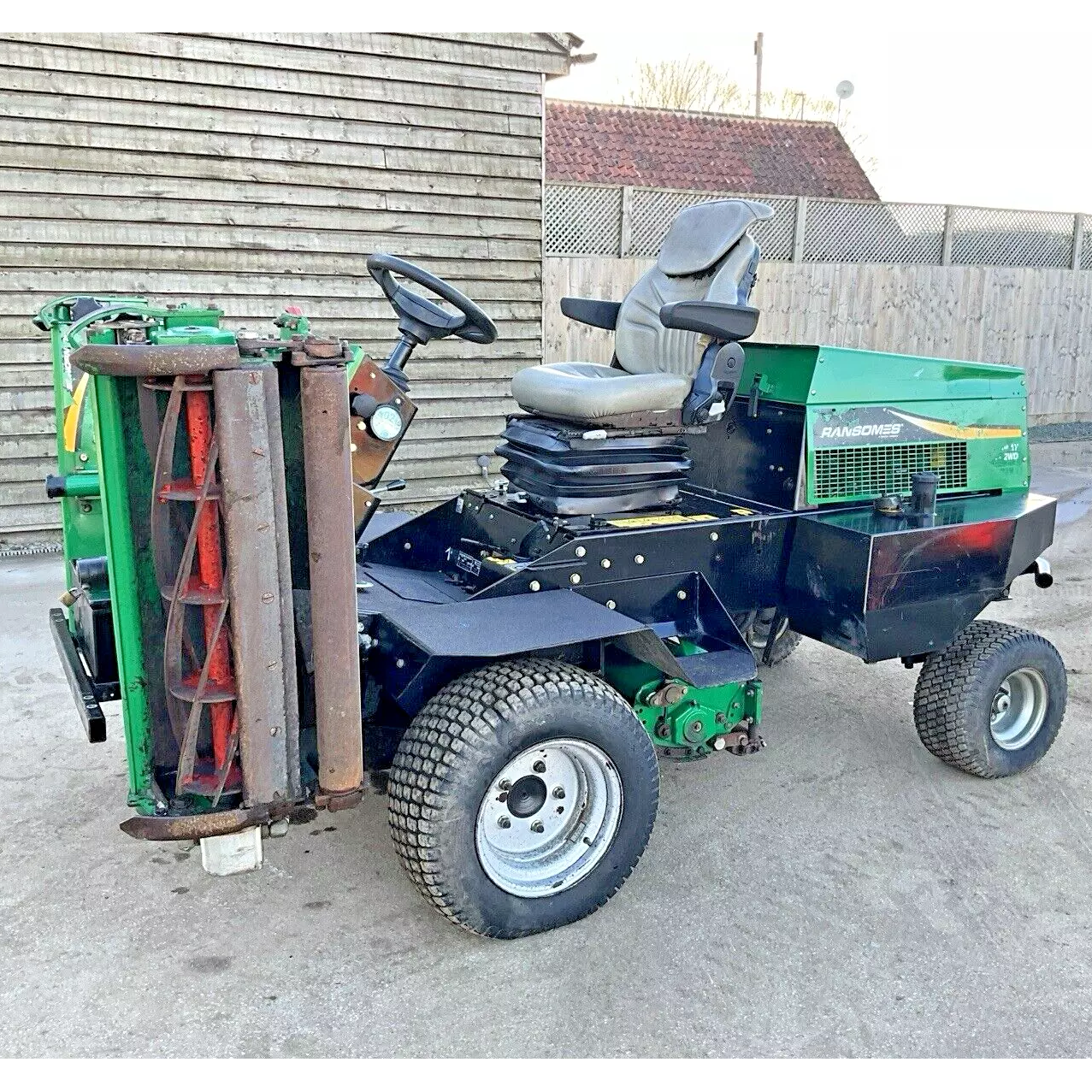 RANSOMES HIGHWAY 2130 TRIPLE CYLINDER RIDE ON LAWN MOWER