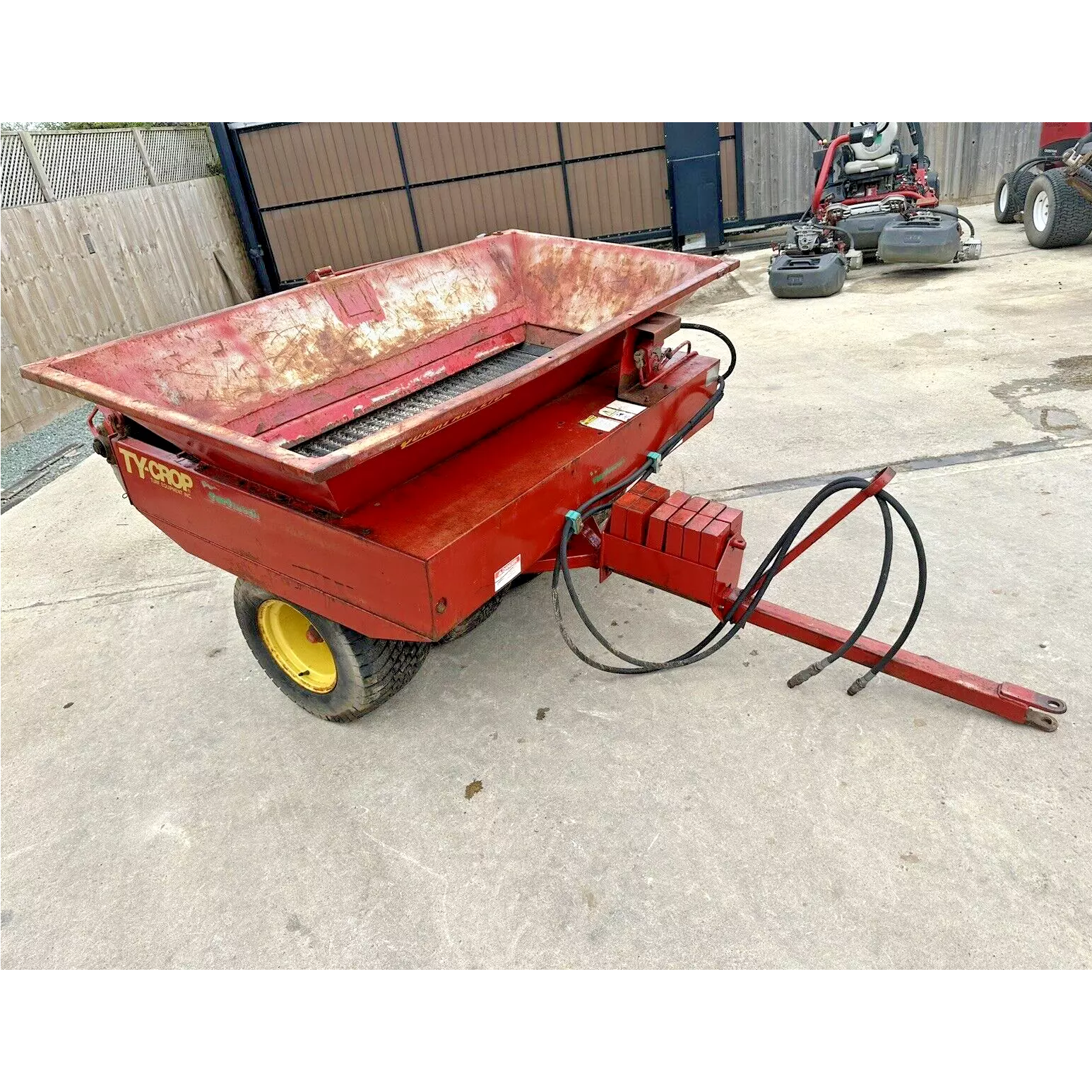 TURFMECH TYCROP QUICKPASS TOW ALONG SAND SPREADER